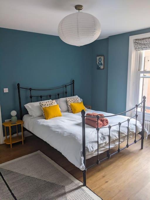 مارجيت Stylish And Colourful Flat Minutes From The Beach المظهر الخارجي الصورة